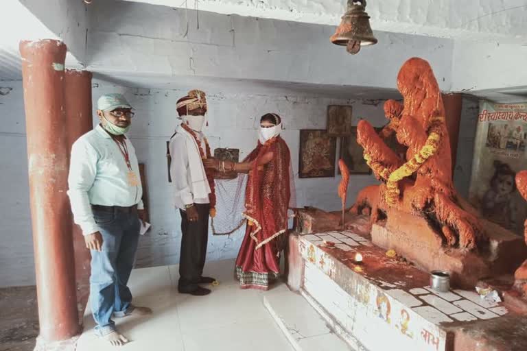 Adding goddess as a witness to the temple, she wore a garland