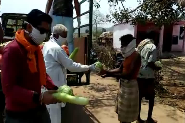 Farmers distributed vegetables to laborers in Dindori