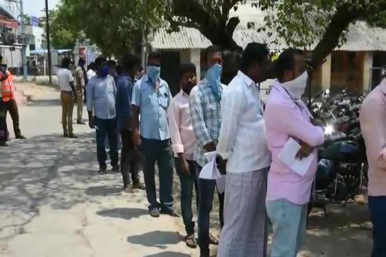 seized vehicle owners come to take vehicles as crowd in chengalpattu