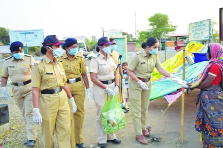 नंदूरबारमध्ये महिला पोलीस दलाच्यावतीने गरीब महिलांना सॅनिटरी नॅपकिनचे वाटप