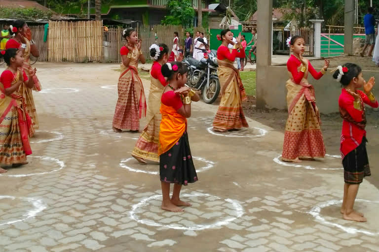 ৰাজপথত ৰহাৰ কণমানিৰ বিহু পৰিৱেশন