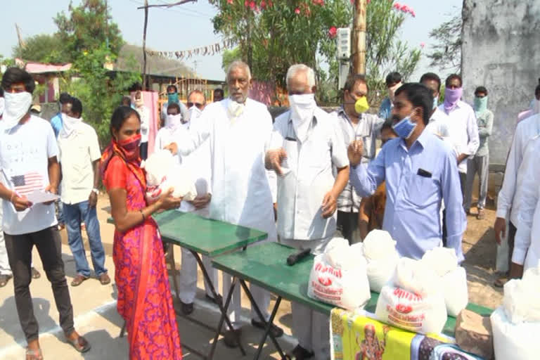 మంచిర్యాలలో నిత్యావసర వస్తువులు పంపిణీ