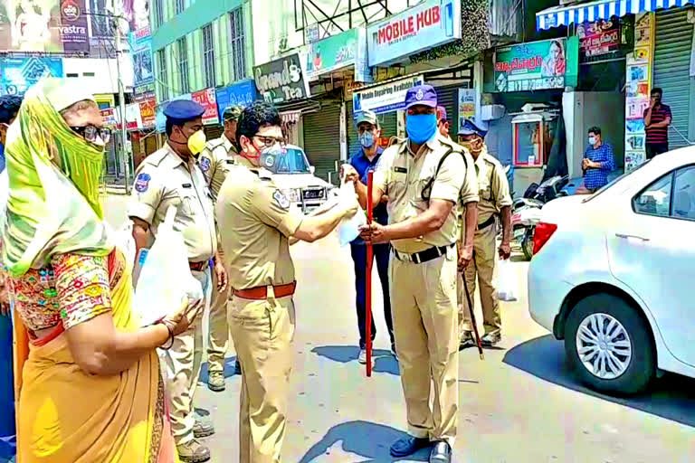 khammam cp iqbal distributed food packets to police in town