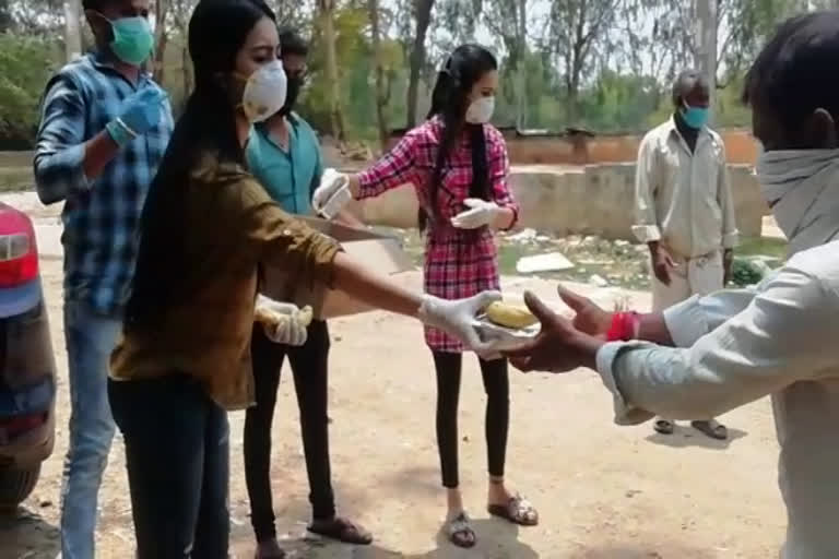 The actresses who delivered the food