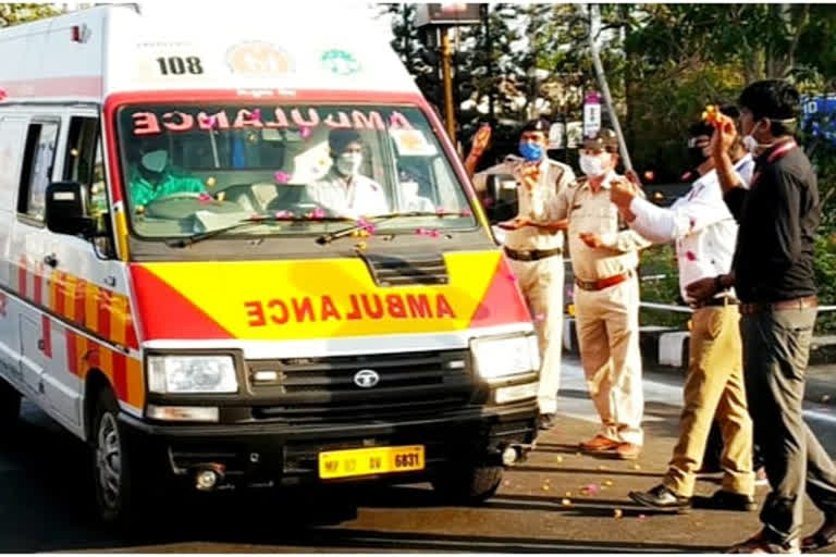 Police employees boosted morale by showering flowers on 108 ambulance staff