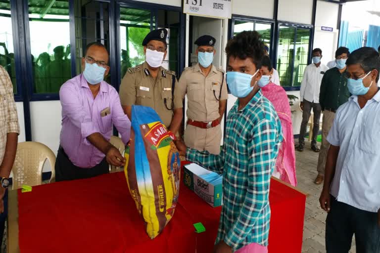 வெளிமாநில தொழிலாளர்களுக்கு உடல் பரிசோதனை மேற்கொள்ளப்பட்டது