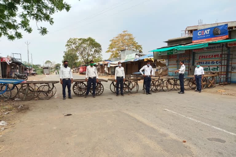 ગ્રામ્ય વિસ્તારોમાં લોકોએ ગામના પ્રવેશદ્વાર પર આડશ ઉભી કરી