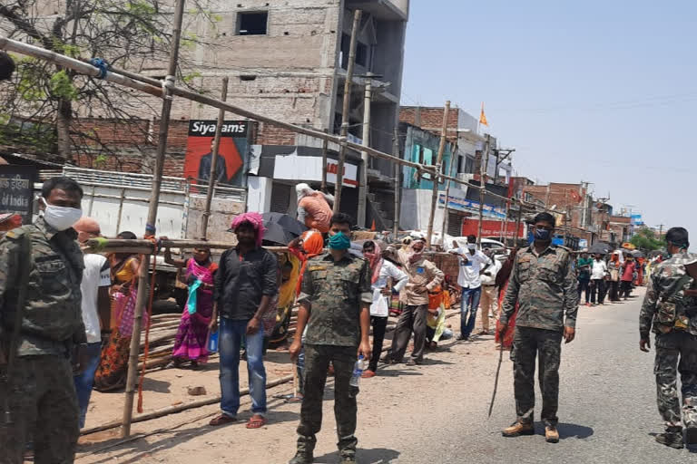 बैंकों में ग्राहकों की नहीं कम हो रही भीड़, सोशल डिस्टेंसिंग के लिए पुलिस दे रही पहरा