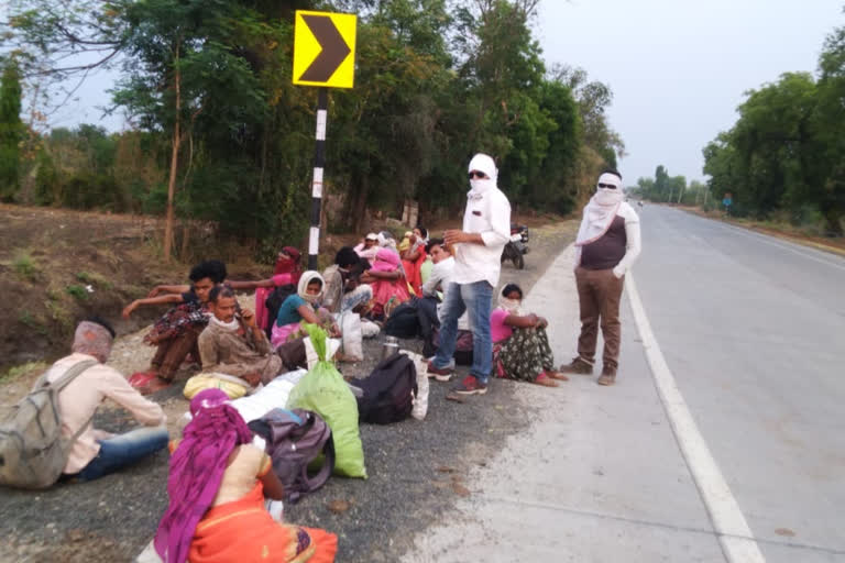 Migrants workers enter in Amaravati border