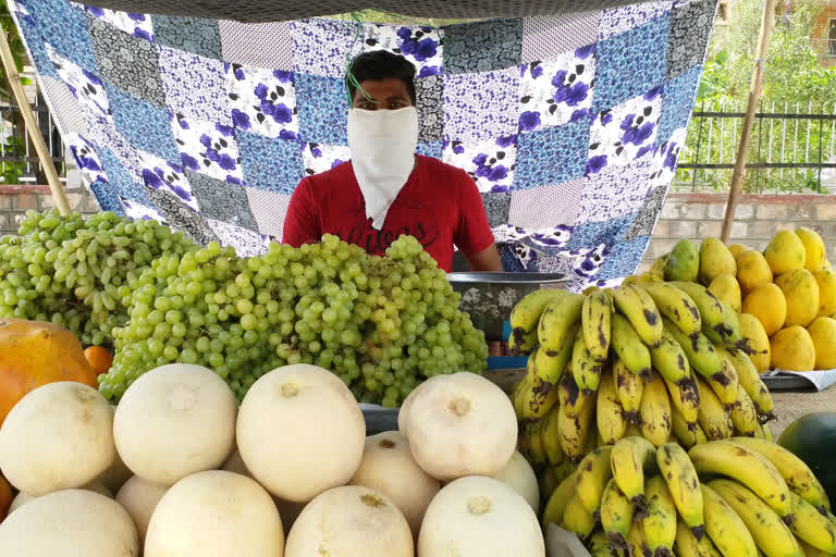 fruit vendors facing recession, फ्रूट विक्रेता झेल रहे मंदी की मार