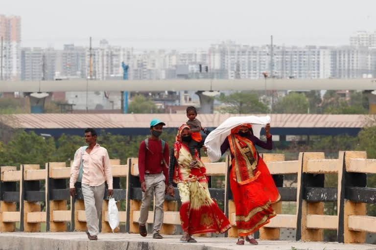 कोरोनाचा सर्वाधिक फटका स्थलांतरित मजुरांना; शहर सोडून धरली गावची वाट