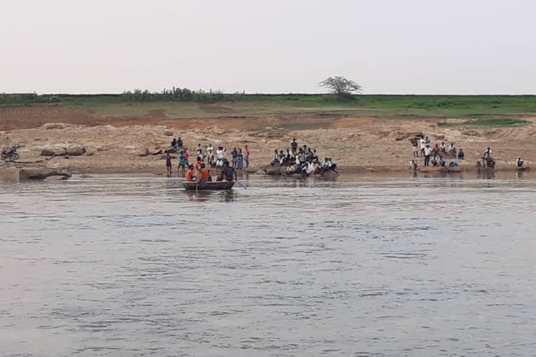 The three workers who went for a swim in the Tungabhadra River were died