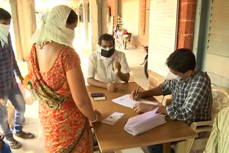 rice,dal distribution to migrent workers in ongolu