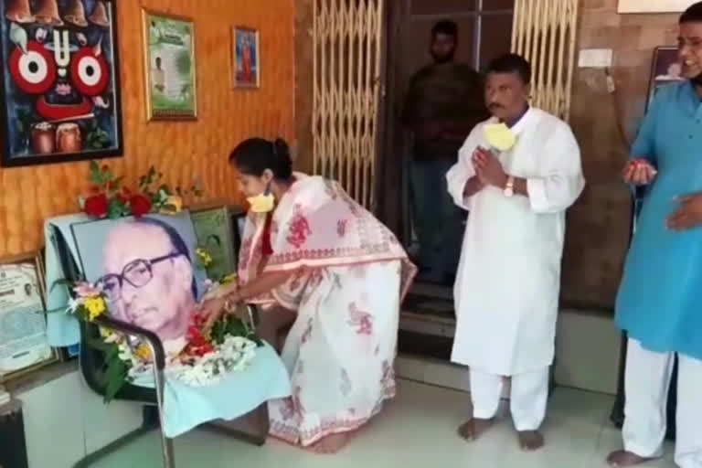 Bhadrak MP celebrates Biju Patnaik's 23rd death anniversary