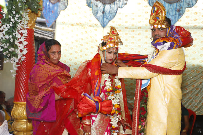 Odisha couple ties knot in simple manner amid lockdown