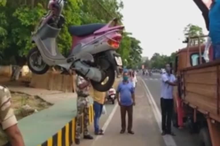 covid-19-lockdown-vehicles-seized-by-police-in-bhubaneswar