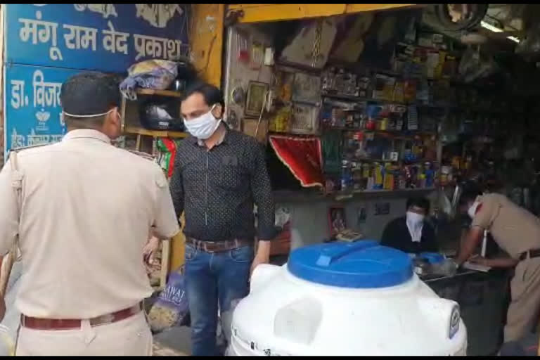 Kaithal police hand over notice to 10 shopkeepers who do not follow social distancing