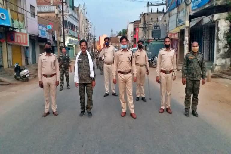 District police and IRB soldiers flag march in Gumla