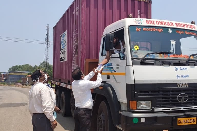 St. George's Institute of Nelladi is distributing food for drivers in highway