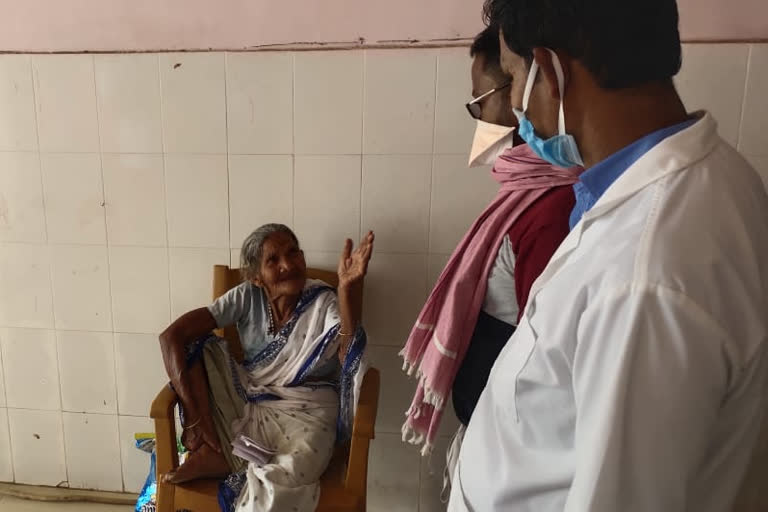 Jamshedpur district administration helped old lady