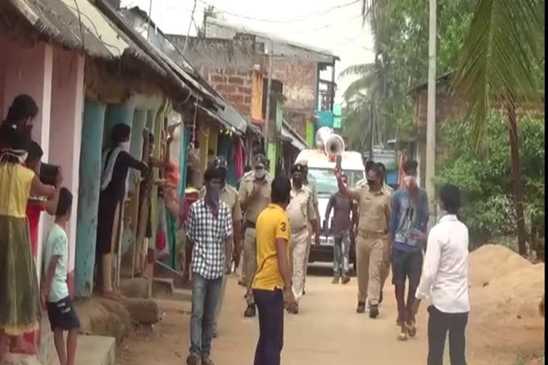 villagers greeted the police with flowers in khurdha