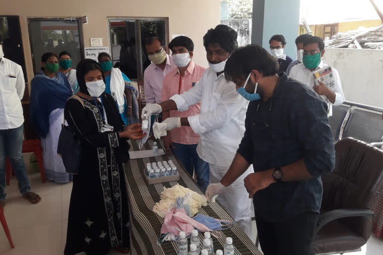 krishna district tiruvuru mla kokkiligadda rakshnana nidhi  distribute masks sanitizers to muncipal employees