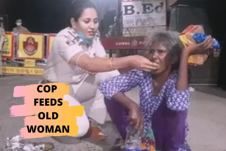 Odisha cop feeds old woman  odisha woman constable feeds homeless woman  deranged woman fed by odisha woman police cop  covid-19 lockdown in odisha  Barsha Mohanty video  cuttack video  Mahila Police Station cuttack  ഹൃദയം കീഴടക്കി ഒഡീഷ സബ് ഇൻസ്പെക്ടറുടെ വീഡിയോ  ഹൃദയം കീഴടക്കി ഒഡീഷ പൊലീസ് കോൺസ്റ്റബിളിന്‍റെ വീഡിയോ  ഒഡീഷ