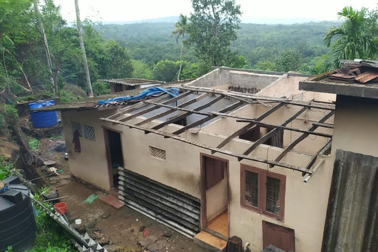 കോട്ടയം വാര്‍ത്തകള്‍  മഴ ശക്തം  kottayam news  houses were damaged due to strong winds