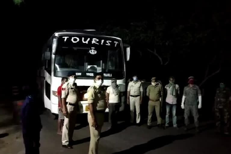 Koriya Police  provide food to UP police and driver while reaching in koriya