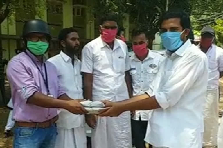 Youth Congress workers distribute lunch in hospitals  രോഗികള്‍ക്കും കൂട്ടിരിപ്പുകാര്‍ക്കും ഭക്ഷണമെത്തിച്ച് യൂത്ത് കോണ്‍ഗ്രസ്  തിരുവനന്തപുരം  യൂത്ത് കോണ്‍ഗ്രസ് ഭക്ഷണവിതരണം  യൂത്ത് കോണ്‍ഗ്രസ് പ്രവര്‍ത്തകര്‍  Youth Congress workers