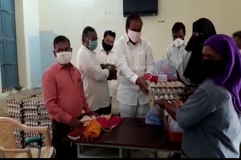 bhupal reddy distributed food items and mask sand sanitisers to narayankhed municipal employees