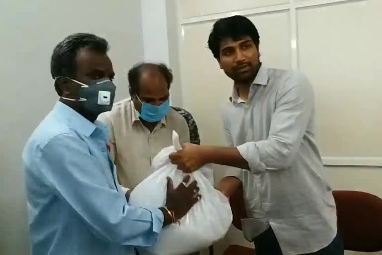 MP distributed essentials to journalists in Narasaraopet