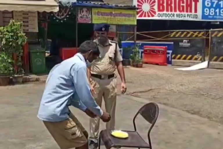 RPF Police distribute food to needy in dadar