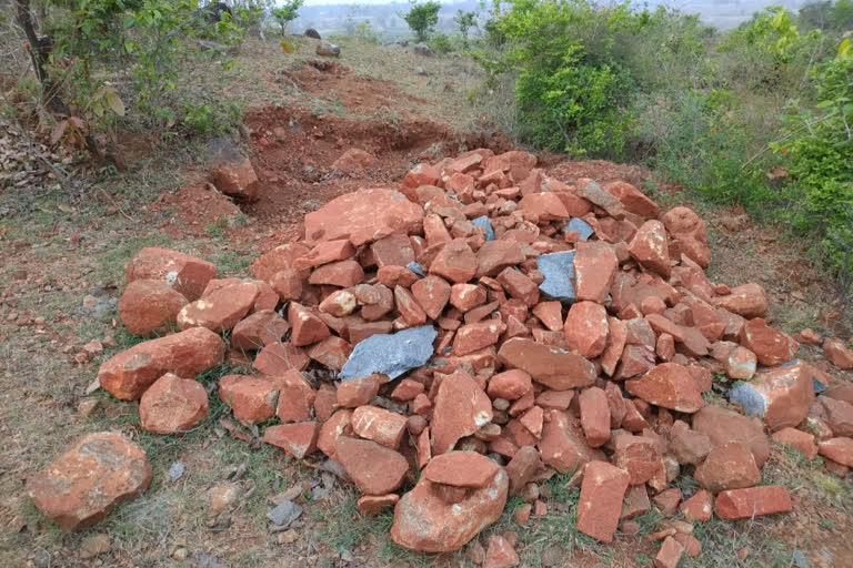 Stone mafia doing illegal mining in Chatra forests