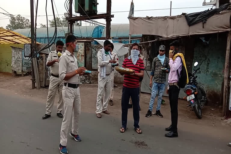 merchants-association-made-arrangements-for-snacks for police man