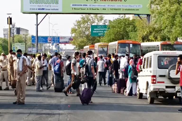 कोटा से जा रहे यूपी के बच्चे, covid 19, Uttar Pradesh Roadways