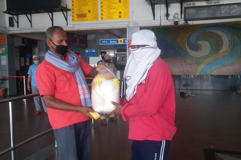 Grain given to porters at Tatanagar station