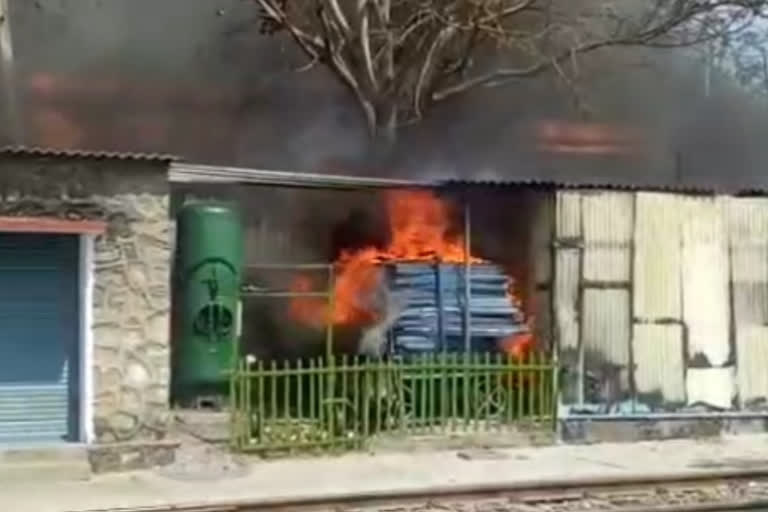 fire at Udaipur railway station, उदयपुर रेलवे स्टेशन पर आग