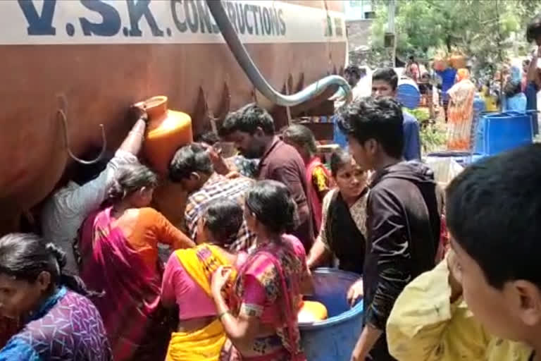 People  struggling for water