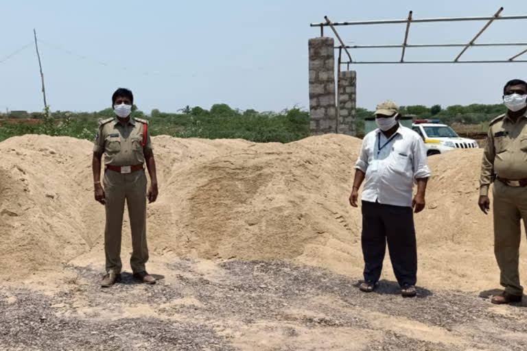 illegal sand tractors seized by jammalamadugu police officers