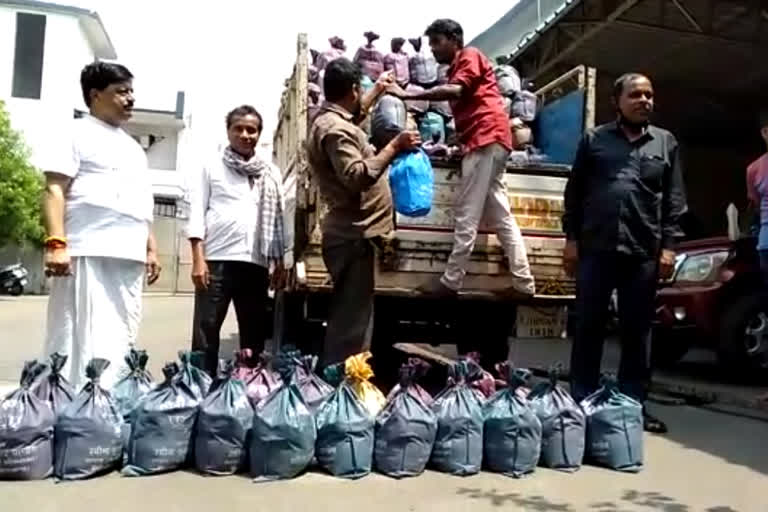 Former MP Ravindra Kumar Pandey distributed food among the poor in giridih