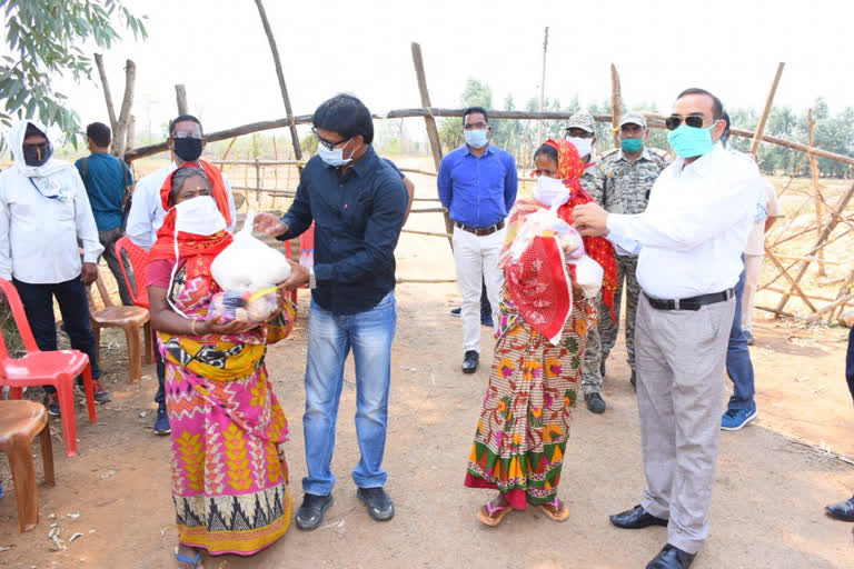 collector-and-sp-inspect-naxal-affected-area-in-kanker-distribute-masks-to-villagers