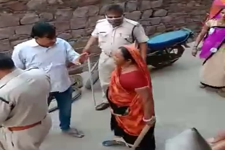 elderly-women-tried-to-attack-the-police