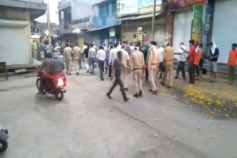 The public welcomed the police with flowers