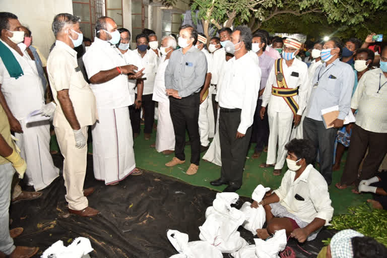 Minister RB Udhayakumar Inspects Paravai Vegetables Market in Midnight