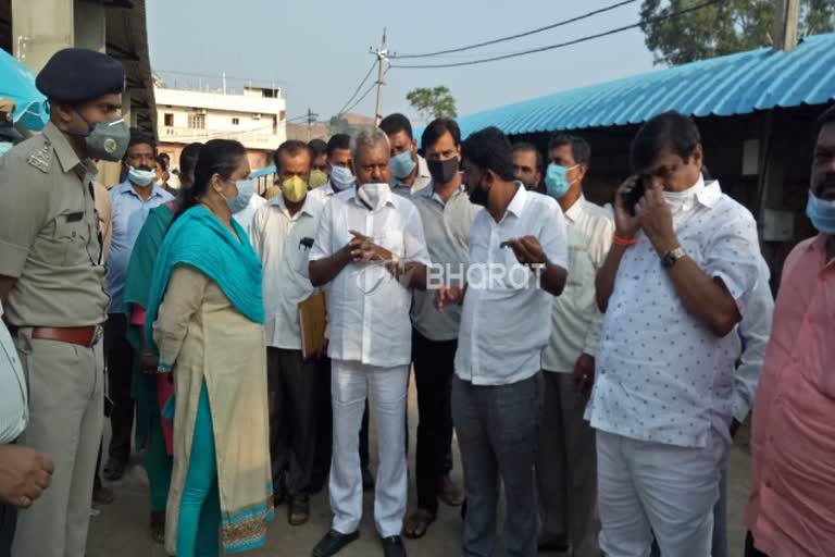 ST Somashekar visits APMC Market