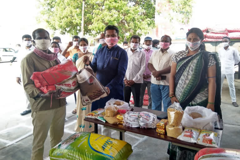 మంథనిలో మునిసిపల్‌ కార్మికులకు నిత్యావసరాల పంపిణీ