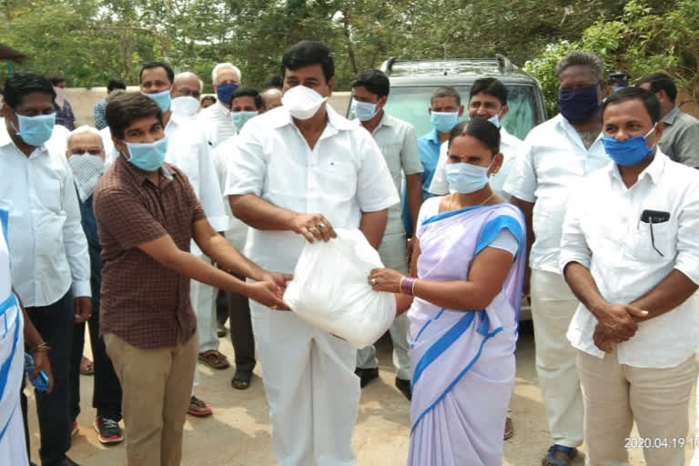 minister dharmana krishnadas distribute masks to medical staff at jalumuru saravakota mandals in srikakulam district