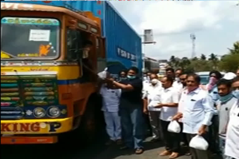 kudupudi brothers distribute food to poor people at raavulapalem east godavari district