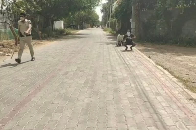 Delhi cops make people do sit-ups for violating lockdown